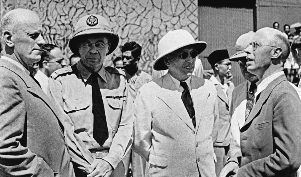 Een delegatie van Nederlandse ministers op bezoek in Batavia, toen de hoofdstad van Nederlands-Indië, in mei 1947. Rechts minister-president Louis Beel.  (beeld anp / lvd)