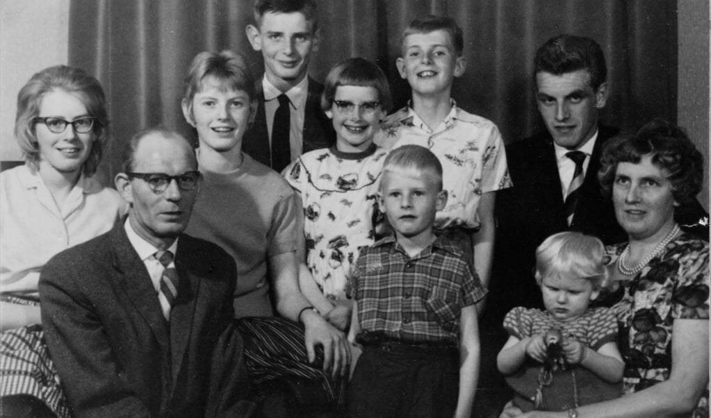 Gereformeerde familie met acht kinderen. Zwolle, 1961, fotograaf onbekend, privécollectie. (beeld catharijneconvent)