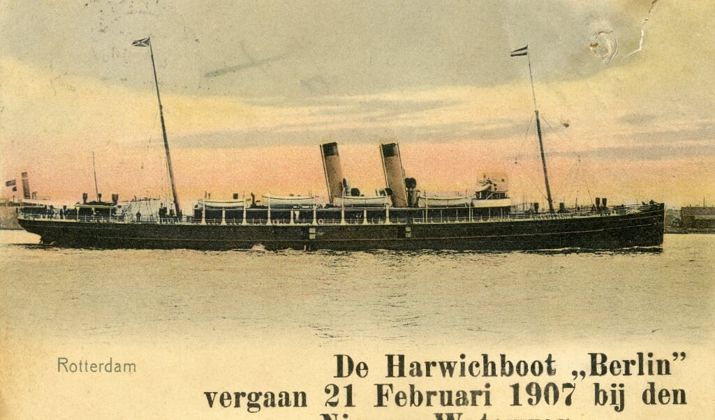Prentkaart die kort na de scheepsramp verscheen. (beeld P.F. van den Ende, rotterdam / wikimedia commons)