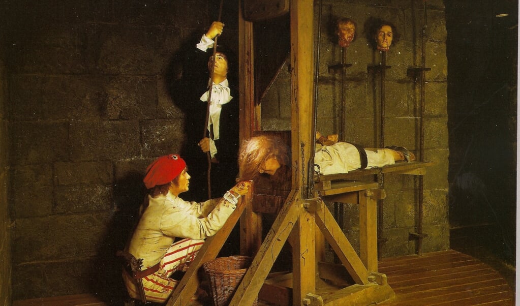 Schilderij van een guillotine-executie, door een onbekende schilder.  (beeld Wikimedia Commons)