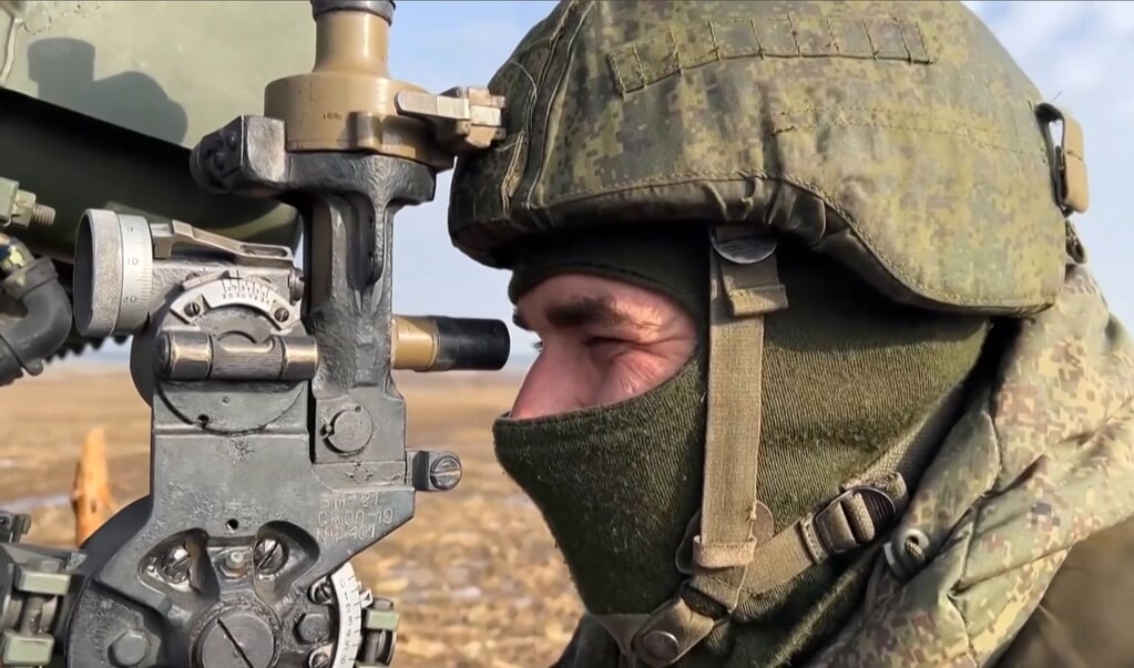 Een Russische militair aan de grens bij Oekraïne.   (beeld afp)