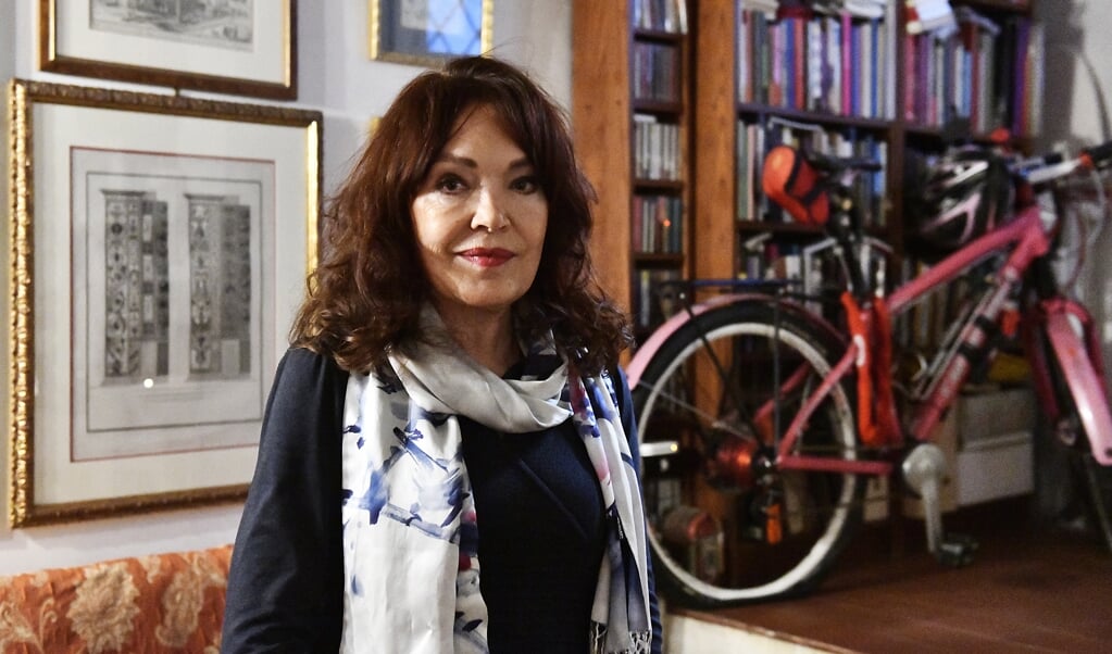 Bij schrijfster Rosita Steenbeek thuis staat de fiets waarmee ze ooit van Amsterdam naar Delphi reed, drieduizend kilometer.  (beeld Paolo Galosi)