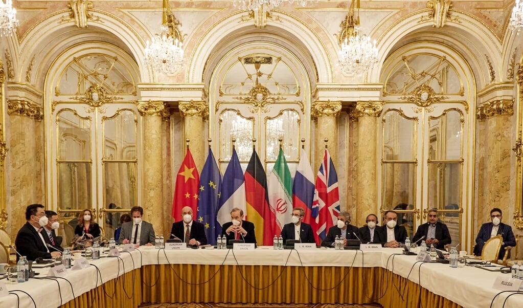 Beeld van een van de rondes onderhandelingen om het nucleaire akkoord uit 2015 met Iran te redden. De VS zat niet aan tafel - de Iraanse delegatie wilde niet met de Amerikanen in één ruimte zitten of rechtstreeks met hen praten. (beeld afp)