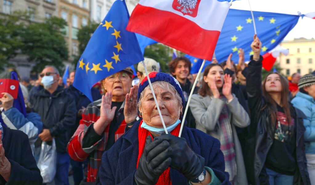 Polen protesteren tegen de aantasting van de onafhankelijke rechtspraak in hun land. Zij weten zich gesteund door het Europees Hof voor Justitie. (beeld epa / Maciej Kulczynski)