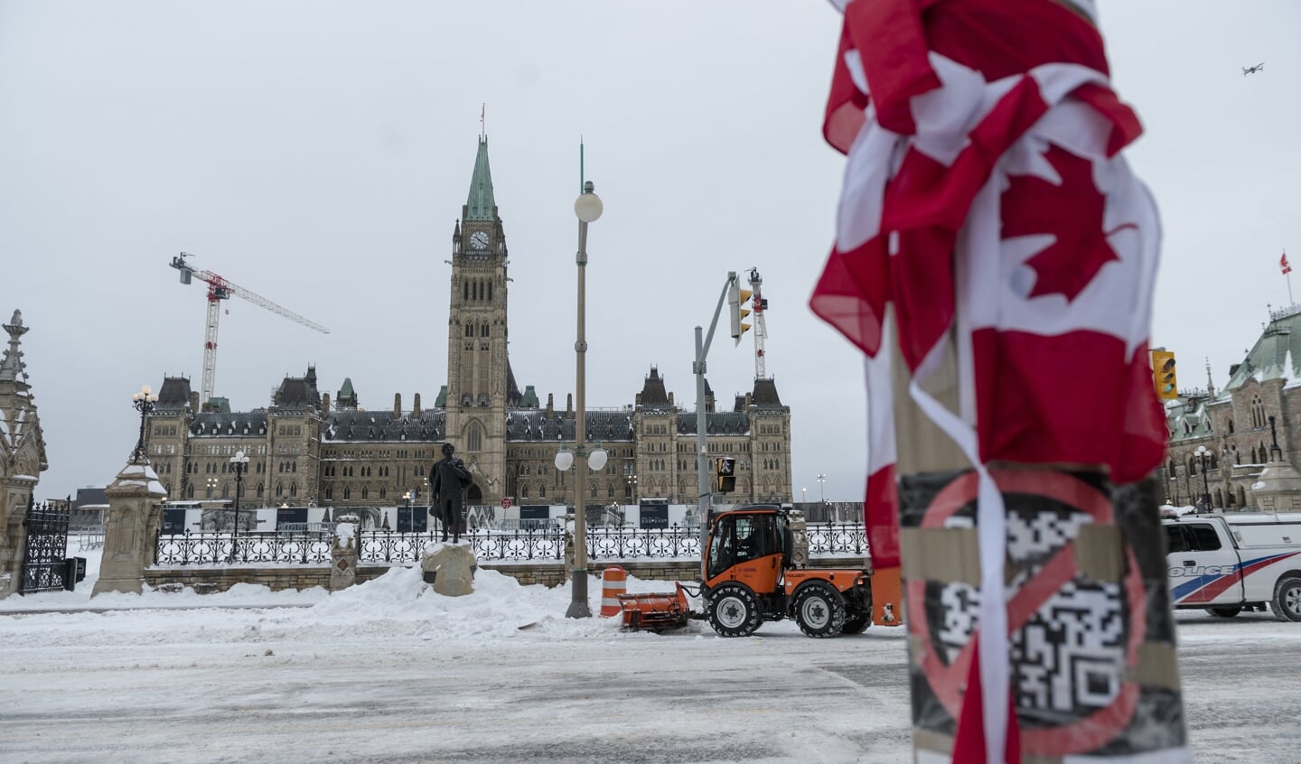 Opruimwerkzaamheden in Ottawa, waar de Canadese politie het afgelopen weekeinde de protesten van vrachtwagenchauffeurs tegen de coronamaatregelen wist te beëindigen.