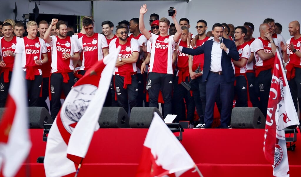 Marc Overmars spreekt de fans op het Museumplein toe tijdens de huldiging in mei 2019. Ajax won voor de 34e keer de landstitel. (beeld anp / Robin van Lonkhuijsen)