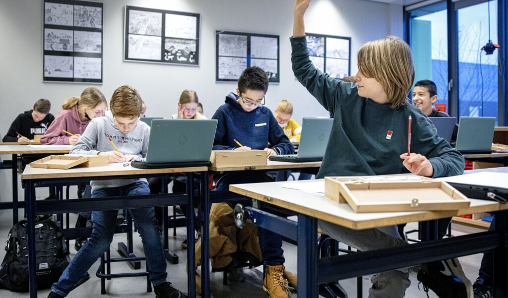  Leerlingen van het Fioretti College in een klaslokaal volgen fysiek onderwijs.   (beeld anp / Ramon van Flymen)