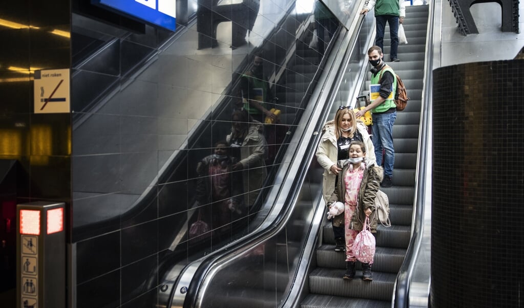 Oekraïense vluchtelingen na aankomst met de trein vanuit Berlijn op Amsterdam Centraal. Voor hen is in de afgelopen weken op grote schaal plaatsgemaakt in leegstaande gebouwen. (beeld anp / Ramon van Flymen)