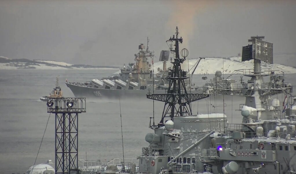 De geleidewapenkruiser Maarschalk Ustinov maakt zich op voor strategische oefeningen in de Barentszee.  (beeld epa)