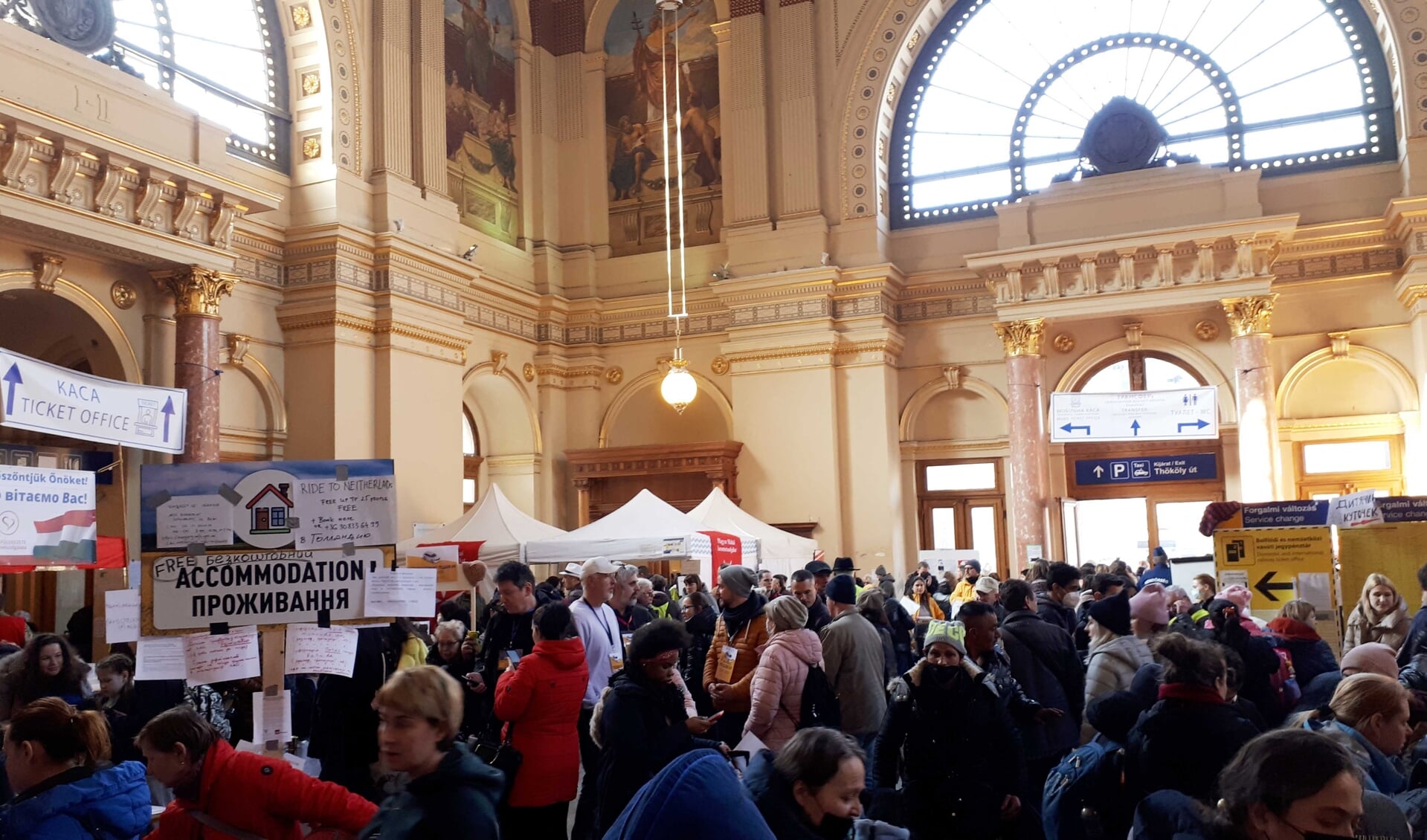De hal van station Boedapest-Keleti, een spoorwegmonument uit de 19e eeuw, stroomt vol met vluchtelingen.