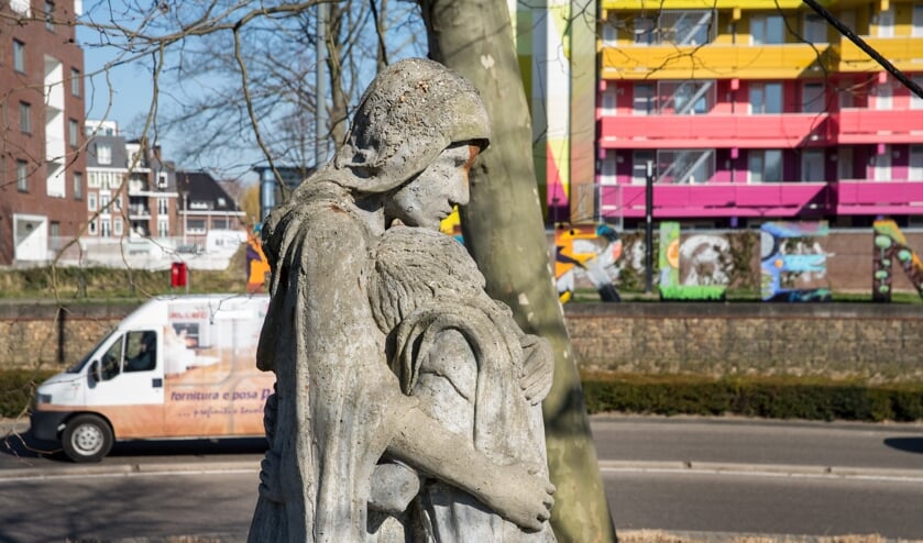 Een Mariabeeld op een rotonde in Heerlen.