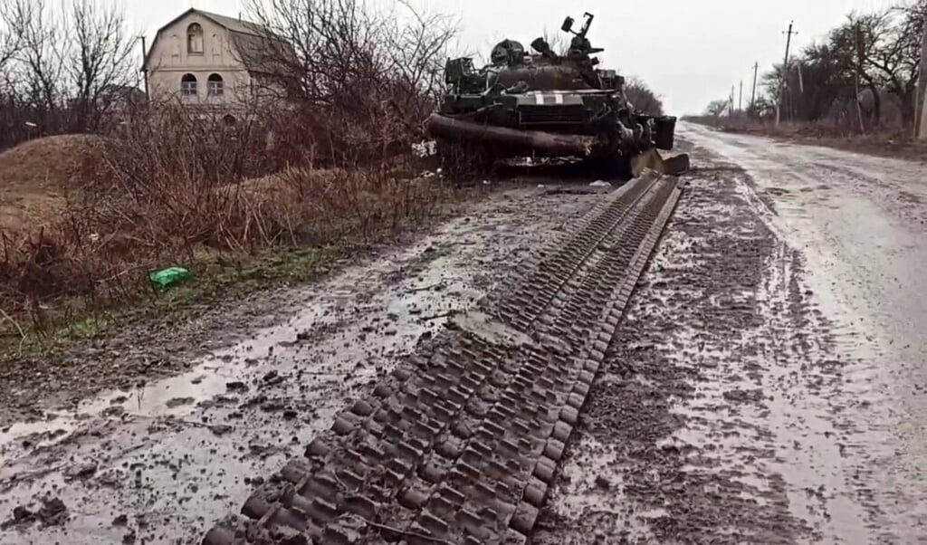 Russische tanks op beeld van het Russische ministerie van Defensie. (beeld Handout / Russian Defence Ministry / afp)