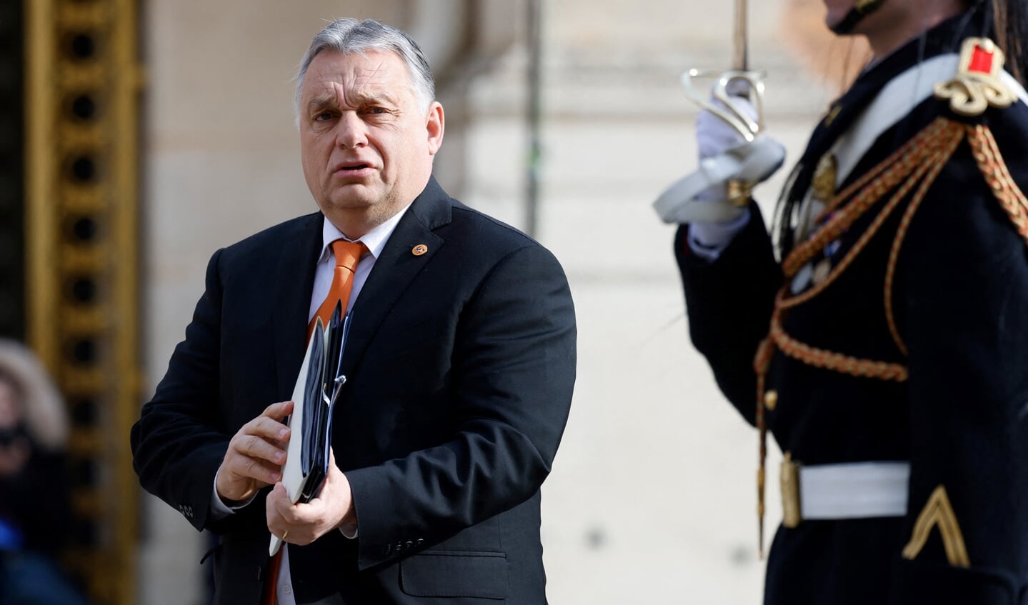 De Hongaarse premier Viktor Orbán arriveert in Versailles bij Parijs op 11 maart 2022, voor een overleg van EU-leiders over de oorlog in Oekraïne.