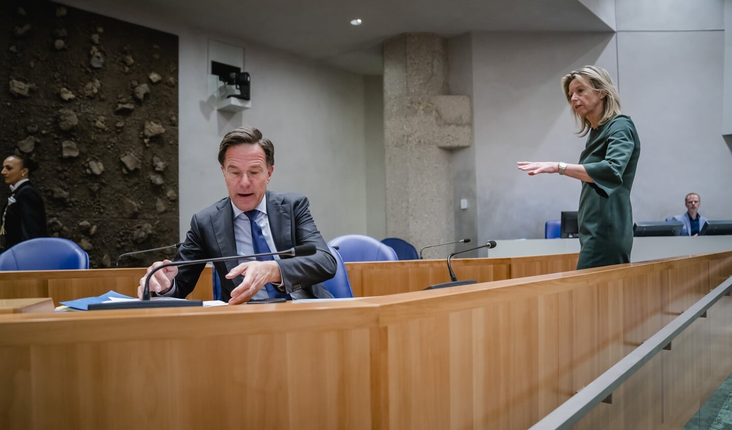 Premier Mark Rutte en Kajsa Ollongren, minister van Defensie, tijdens een debat afgelopen maandag over de oorlog in Oekraïne. De oproep van de Tweede Kamer om nu direct zoveel mogelijk geld te investeren in Defensie past bij een politieke cultuur van grote gebaren.