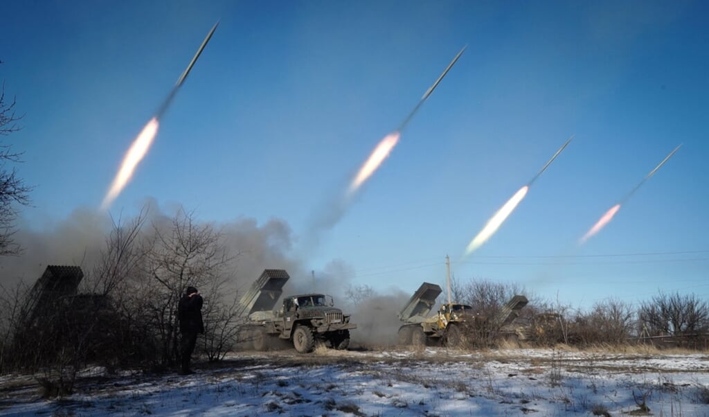 Pro-Russische rebellen in Oost-Oekraïne lanceren raketten.  (beeld Andrey Borodulin / afp)