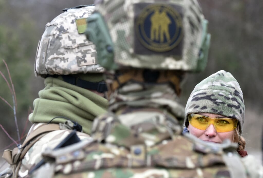 De Oekraïense ambassade liet weten dat zich ‘enkele Nederlanders hebben gemeld om te dienen in de Oekraïense krijgsmacht’.  (beeld Sergei Supinsky / afp)