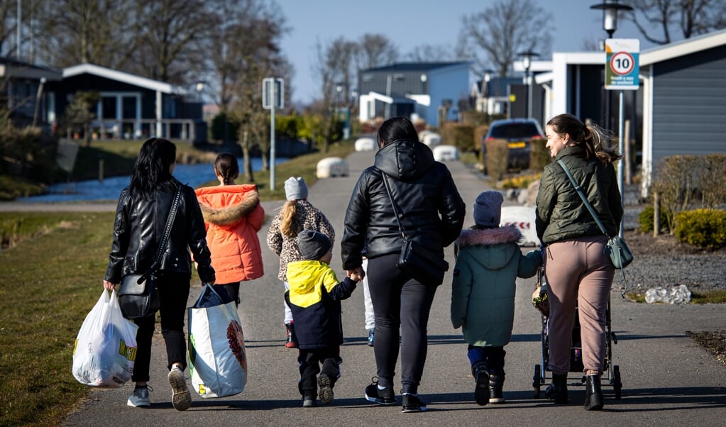Vluchtelingen uit Oekraïne komen aan op een vakantiepark in Nederland. 'Hoe eerder de Oekraïnse vluchtelingen terug kunnen naar hun land, hoe beter.'  (beeld anp / Ramon van Flymen)