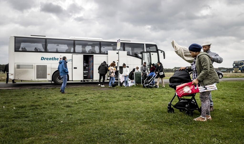 Wilt u iets dóén in plaats van doneren? Als u echt zo geraakt bent door mensen die door verschrikkelijke omstandigheden van huis weg moeten vluchten, sluit dan vriendschap met mensen in een asielzoekerscentrum. Niet alleen de Oekraïners die daar nu binnendruppelen kunnen een warm welkom gebruiken. Ook de mensen uit Eritrea, Syrië en Somalië. (beeld anp / Remko de Waal)