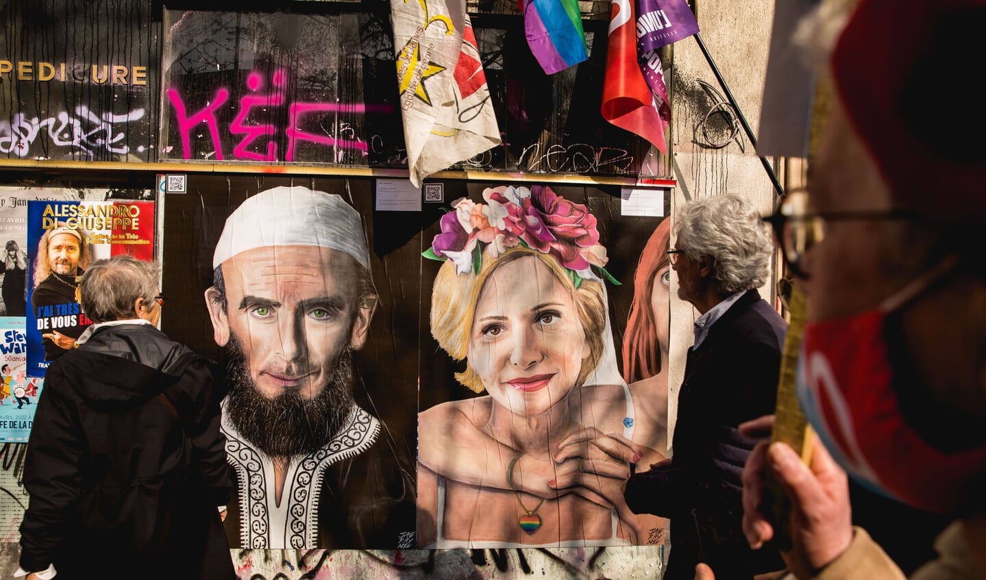 Posters met daarop de Franse presidentskandidaten Eric Zemmour en Valerie Pecresse, respectievelijk als moslim en lhbt'er.