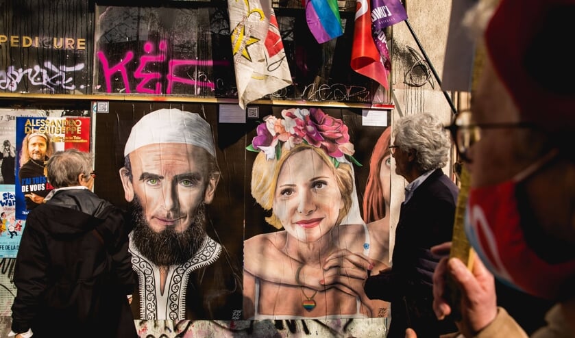 Posters met daarop de Franse presidentskandidaten Eric Zemmour en Valerie Pecresse, respectievelijk als moslim en lhbt'er.