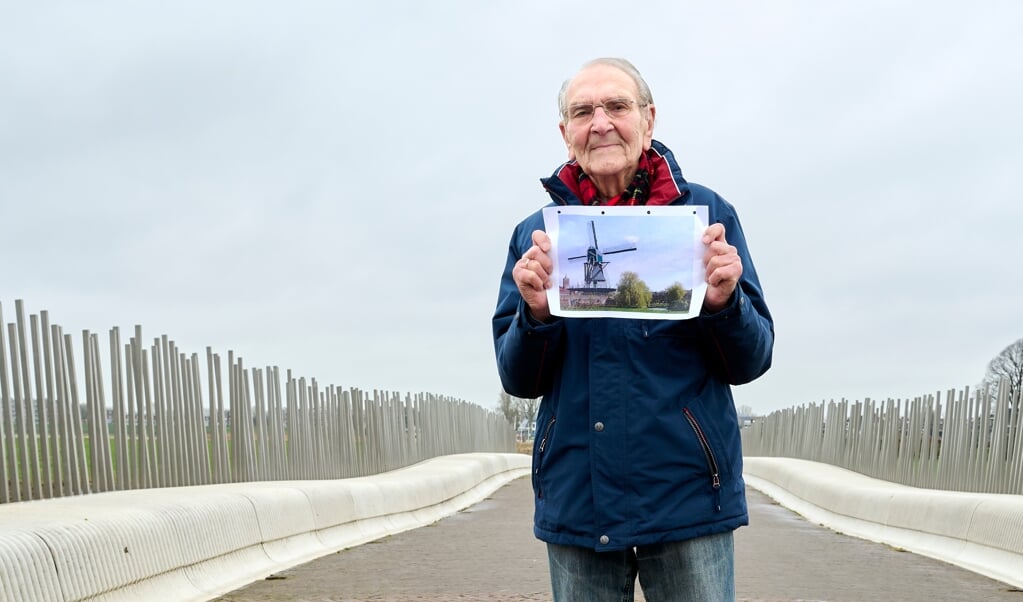 Piet Kastelein (96) zet zich al ruim 25 jaar in voor de herbouw van een wipkorenmolen in Vianen.  (beeld Dick Vos)