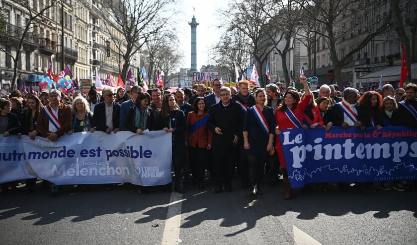Jean-Luc Mélenchon (midden) van het linkse La France Insoumise tijdens de Mars voor de Zesde Republiek afgelopen zondag.