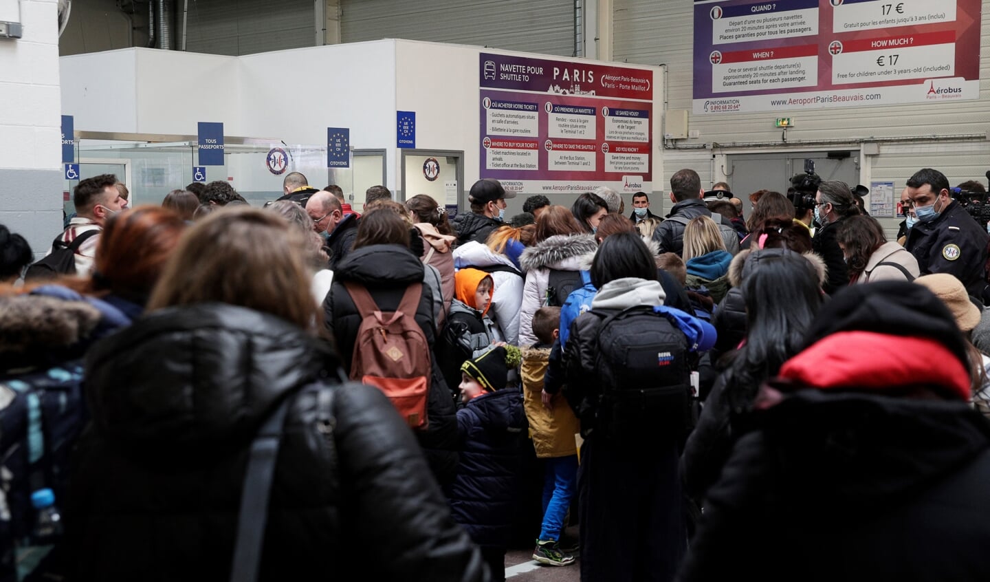 Oekraïense vluchtelingen op de luchthaven van Parijs.