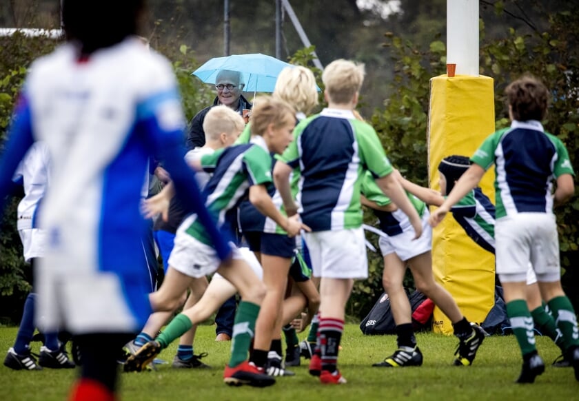 Sportende kinderen bij de Castricumse Rugby Club. 