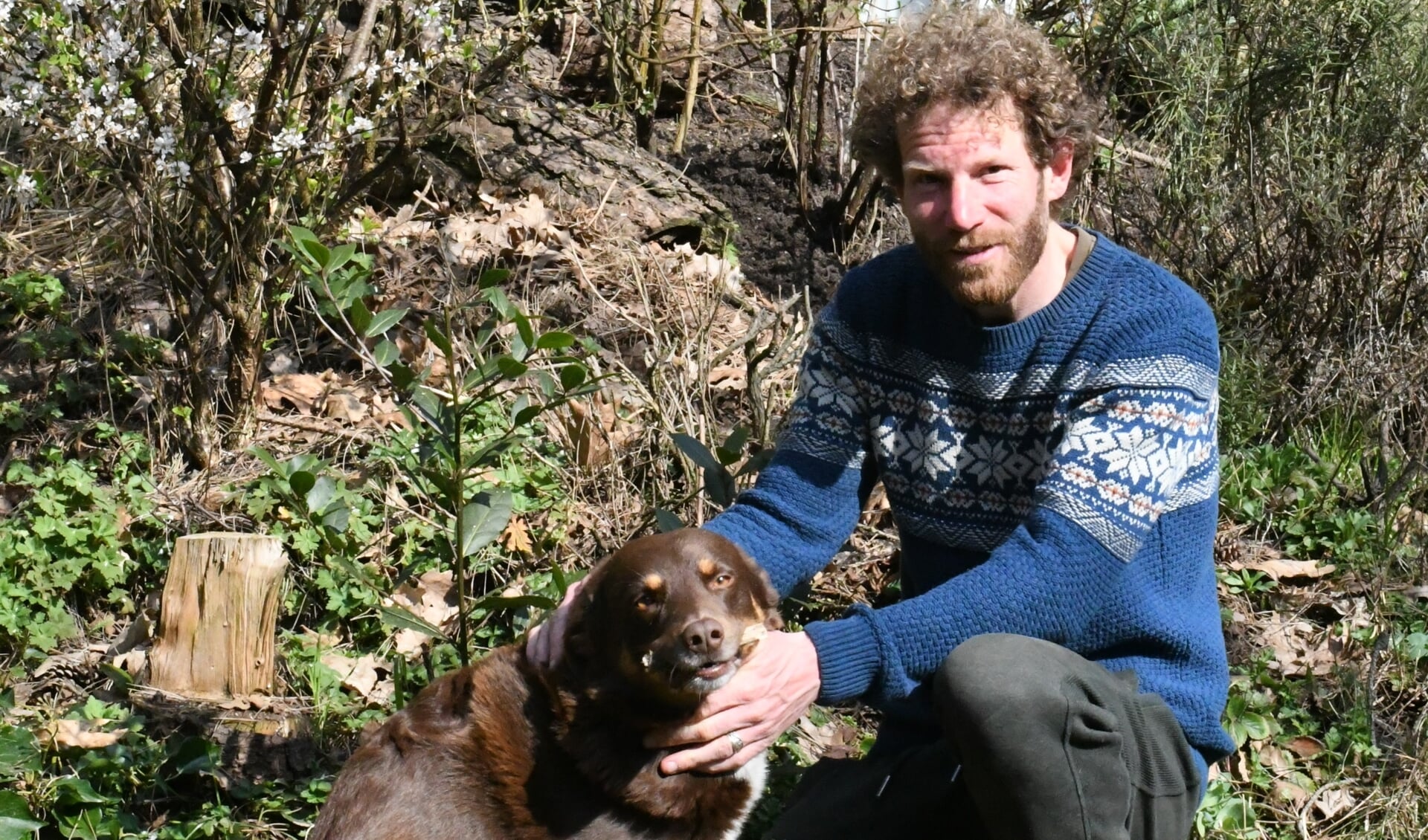 Marijn Ballemans in de tuin rondom zijn huis