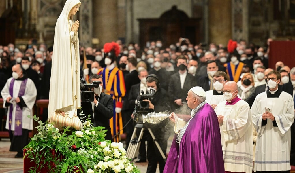 Paus Franciscus tijdens de 'Toewijding aan het Onbevlekte Hart van Maria' in de Sint-Pietersbasiliek.  (beeld Vincenzo Pinto / afp)