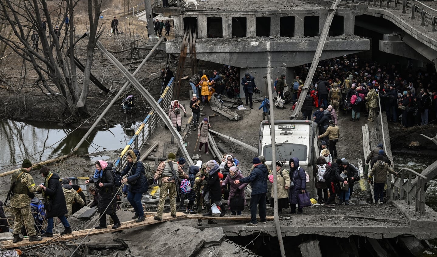 In Irpin bij Kyiv gebruiken inwoners een kapotte betonnen brug om te schuilen en te vluchten. Bij Russische beschietingen van de brug zouden drie doden zijn gevallen.