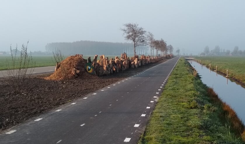 Links van het fietspad werd tussen Warten en Grou een sloot gedempt met een ecohoop.