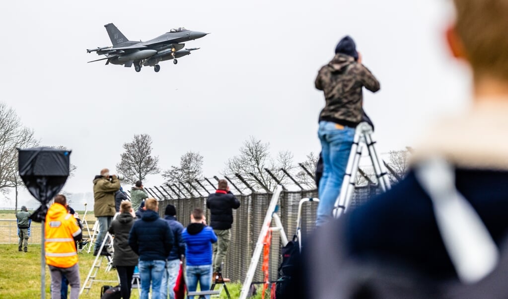 Vliegtuigspotters tijdens Frisian Flag, een jaarlijkse internationale luchtmachtoefening die als doel heeft piloten op samenwerking in lastige situaties te trainen. (beeld anp / Jeffrey Groeneweg)