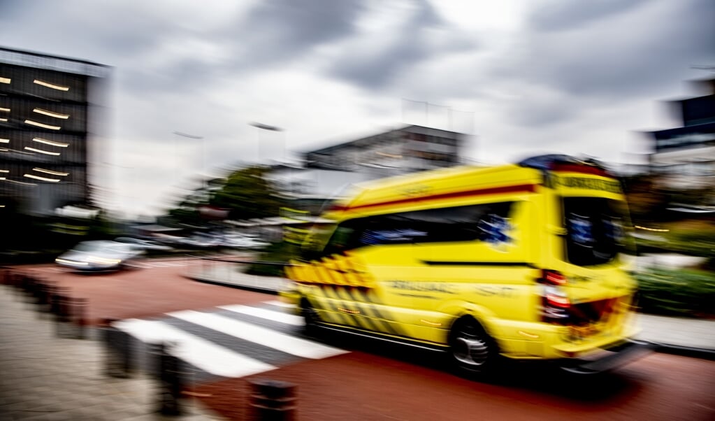  Ambulances zijn steeds beter uitgerust om patiënten al tijdens de rit te behandelen, en kunnen dus verder rijden zonder gevolgen voor de patiënt, stelt de NZa.  (beeld anp / Robin Utrecht)