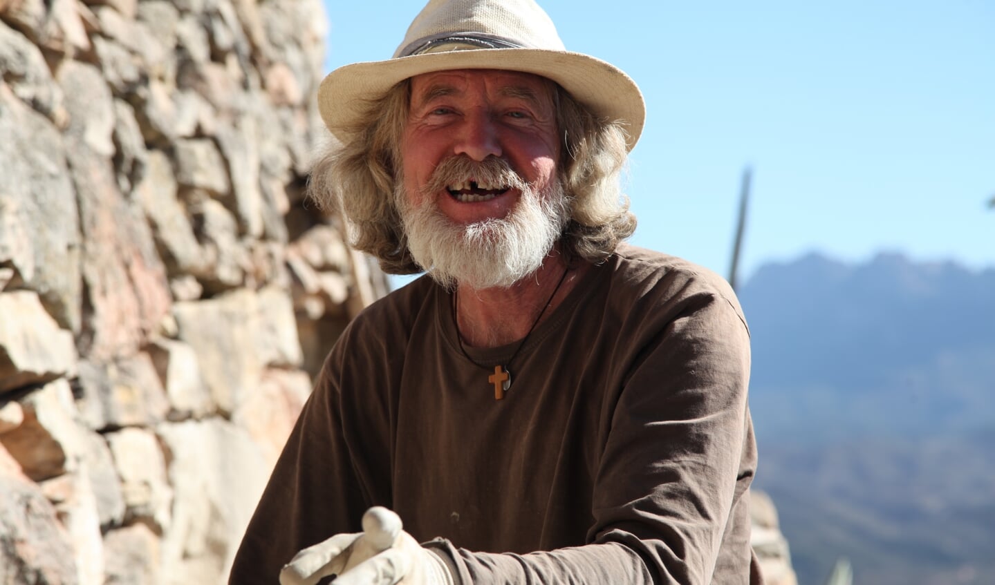 Carles Martí woont al jaren met zijn gezin in de pastorie van Castellfollit. Huur hoefde hij nooit te betalen.