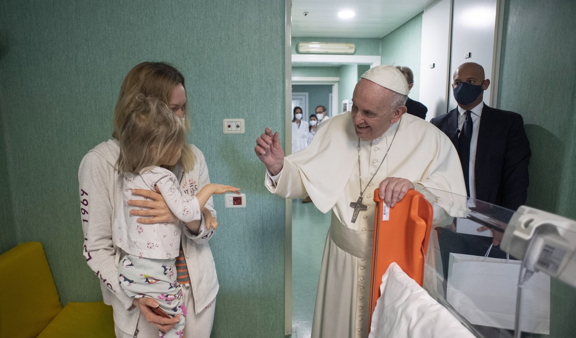 De paus, hier op bezoek in het Bambino Gesu Pediatrisch Ziekenhuis waar zieke Oekraïense kinderen worden opgevangen, heeft het Vaticaanse kerkbestuur een stuk minder invloed gegeven.