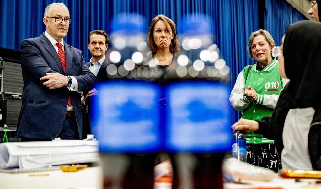 De Rotterdamse burgemeester Ahmed Aboutaleb (links) en minister Hanke Bruins Slot (Binnenlandse Zaken, midden) nemen in Ahoy poolshoogte van het tellen van de stemmen na de gemeenteraadsverkiezingen, eerder deze maand. (beeld anp / Robin Utrecht)