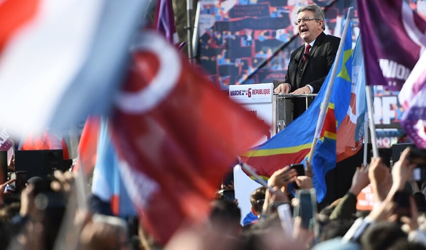 Jean-Luc Mélenchon hield een speech die 45 minuten duurde. 'Stem op mij en je kunt op je zestigste met pensioen!'