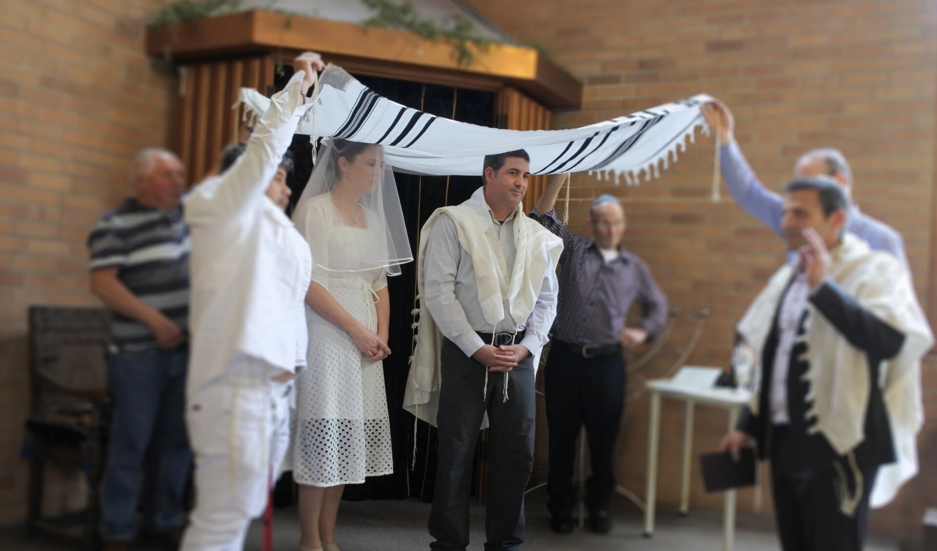 Een joods bruidspaar onder de choepa. In Israël kun je geen burgerlijk maar alleen een religieus huwelijk sluiten.