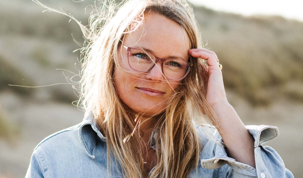 Erica Smallenbroek hoopt dat verloofden elkaar én zichzelf door haar gespreksvragen beter leren kennen. (beeld Ilse van Dijk)