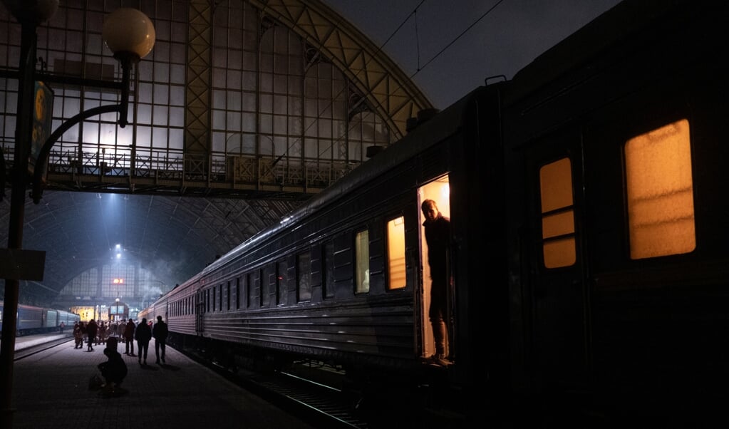Reizigers wachten op station Lviv. Na het vertrek van de trein naar Odessa worden de coupés verduisterd.  (beeld Giulio Piscitelli )