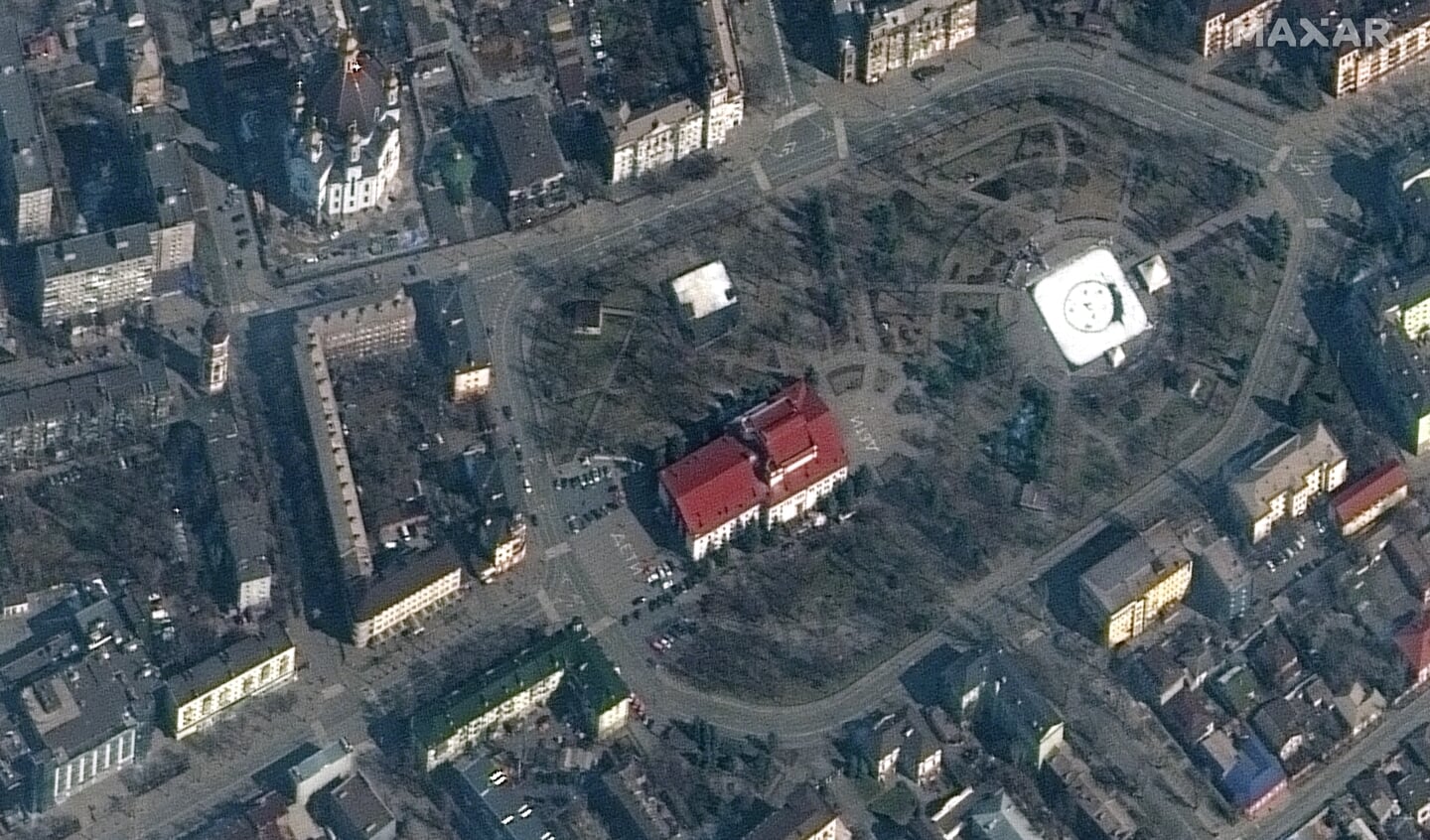 Een satellietfoto van het Theater in Marioepol.