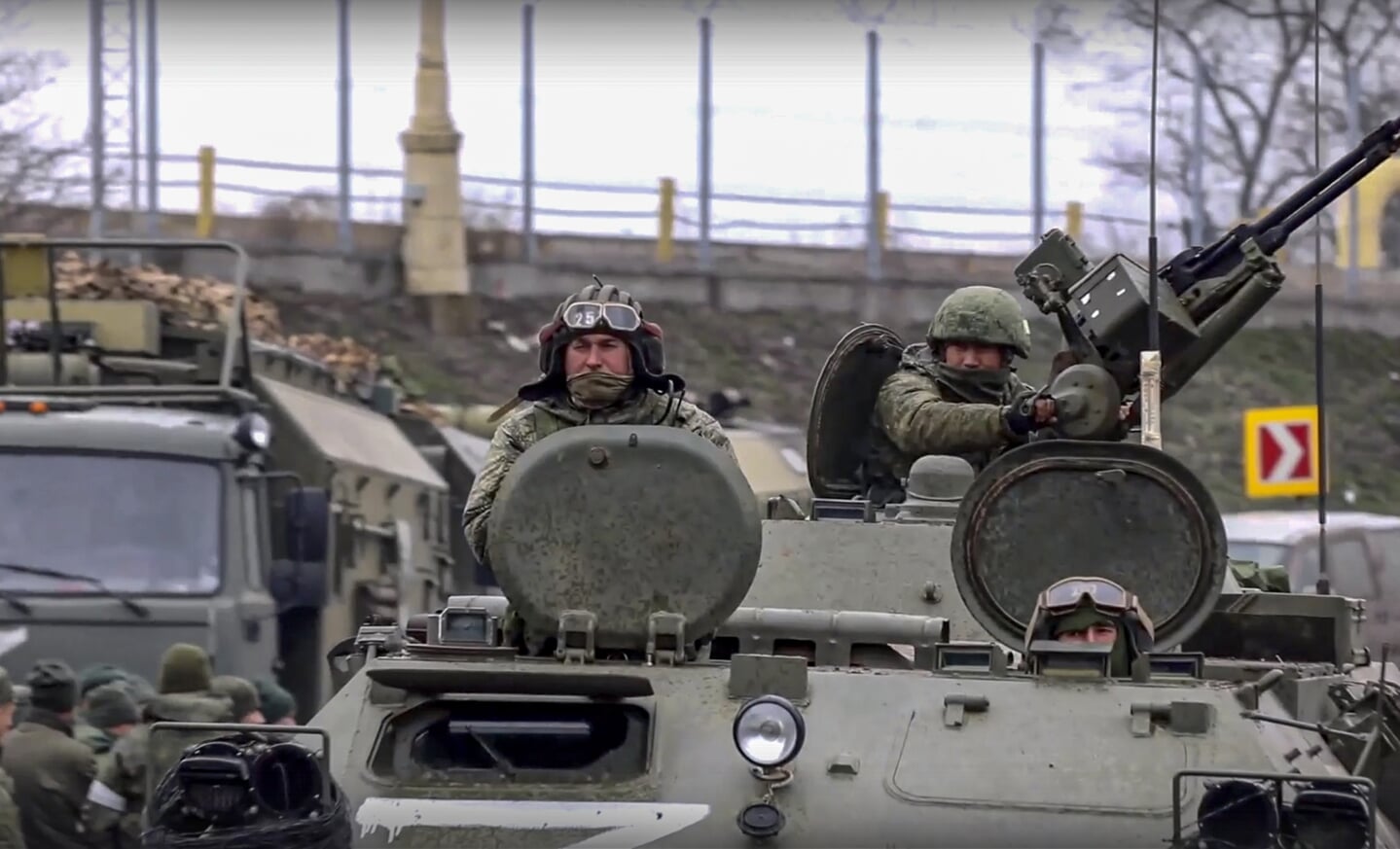 Russische militairen in militaire voertuigen. 
