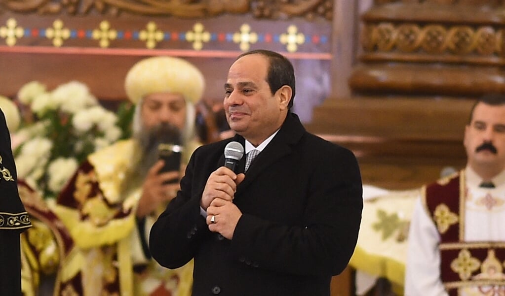 De Egyptische president Abdel Fattah al-Sisi tijdens een bezoek aan een Koptisch-orthodoxe kerk in 2019.  (beeld afp)