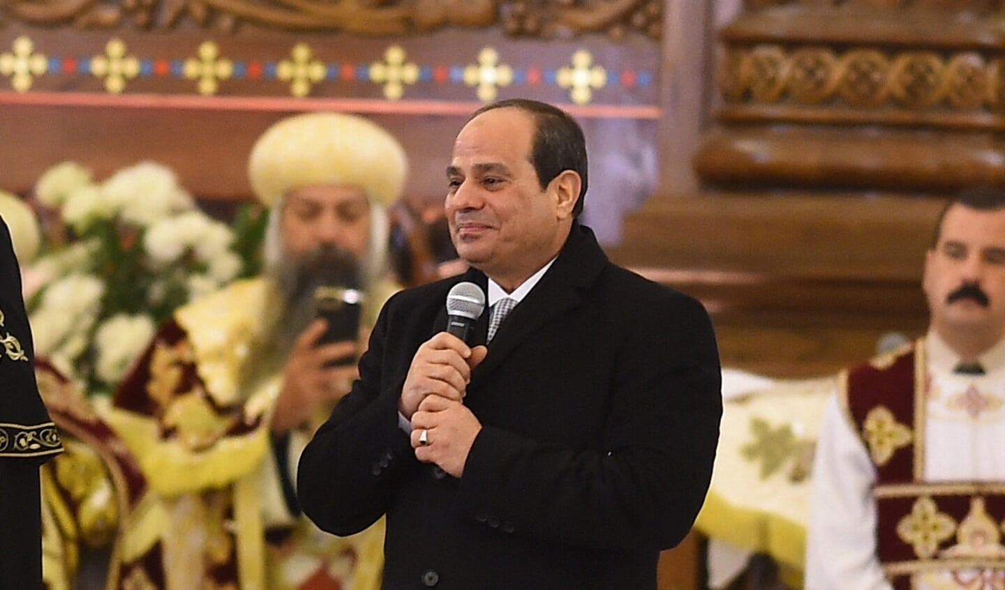De Egyptische president Abdel Fattah al-Sisi tijdens een bezoek aan een Koptisch-orthodoxe kerk in 2019.