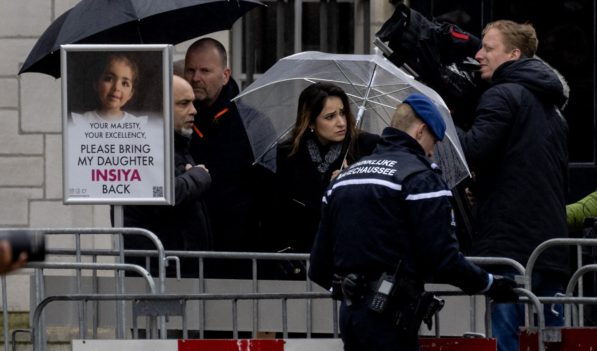 De moeder van Insiya voert actie op de Dam.