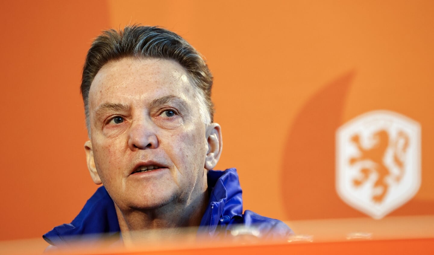 Louis van Gaal tijdens een persconferentie van het Nederlands elftal.