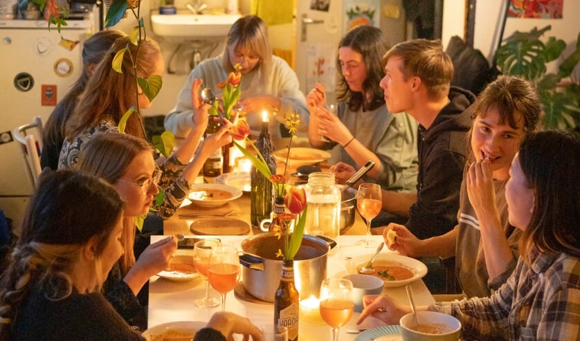 In de studentenkamer van Roos de Nijs uit Wageningen eten leden van de veganistische studentenvereniging (VSA) met elkaar.