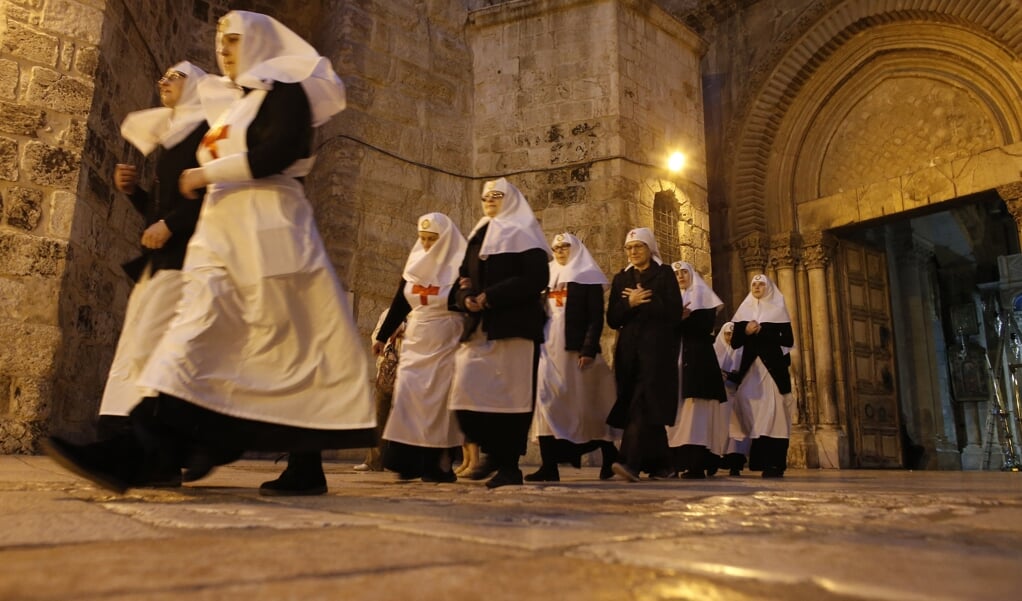 Russisch-orthodoxe nonnen van de Alexander Nevsky-kerk verlaten de aangrenzende Heilig Grafkerk in de oude stad van Jeruzalem (foto uit 2015).   (beeld afp / Thomas Coex)