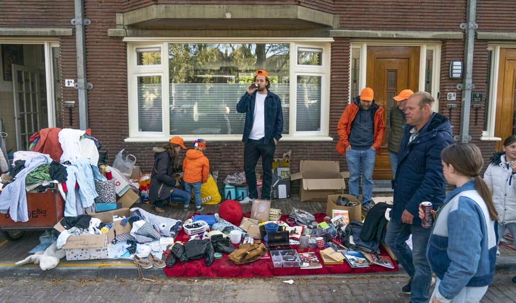De vrijmarkt in Utrecht. Op de avond voor Koningsdag worden in de binnenstad tweedehands spullen aangeboden. (beeld anp / Jeroen Jumelet)